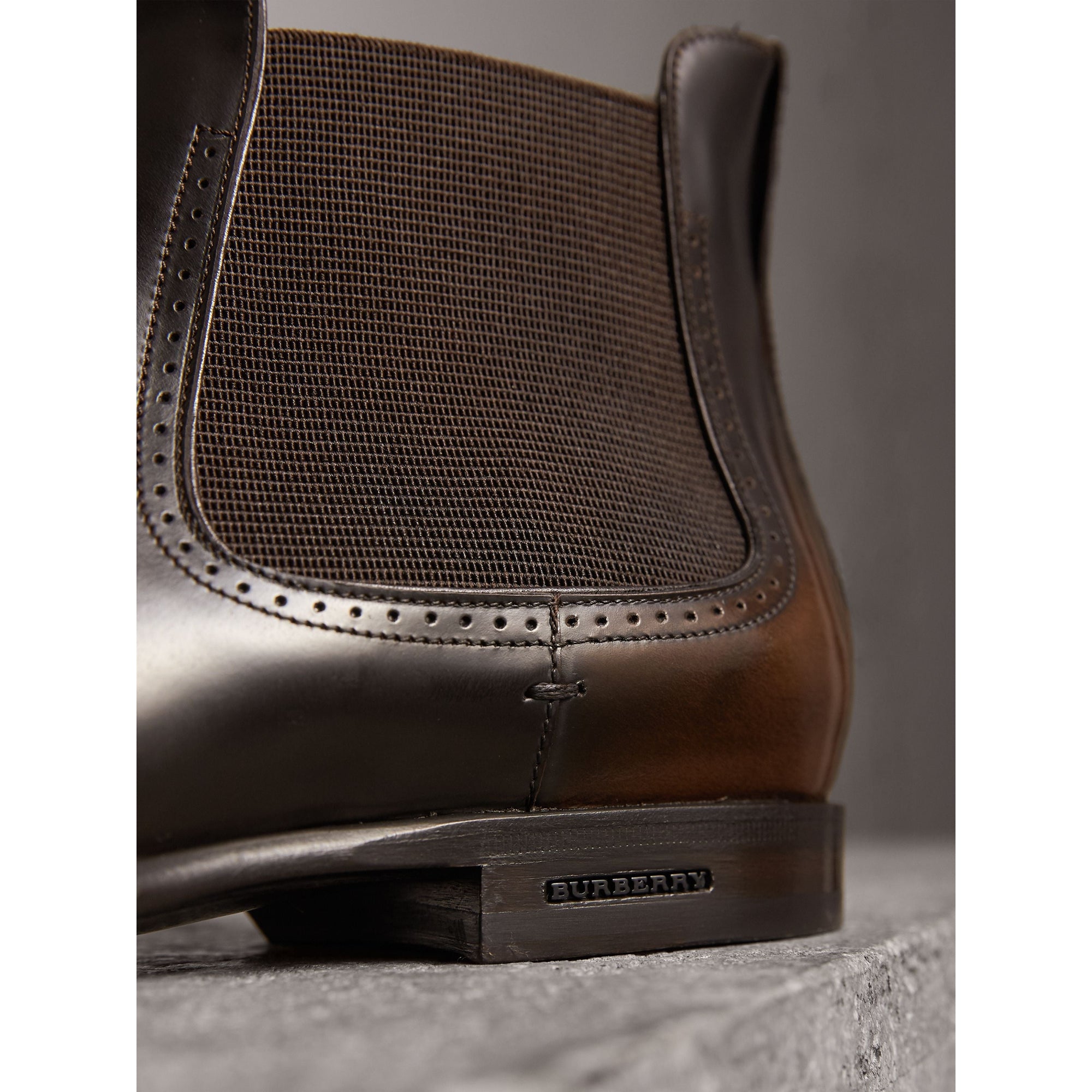 CHOCOLATE BROWN Bottines Chelsea en cuir ornées de perforations