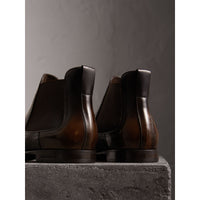 CHOCOLATE BROWN Bottines Chelsea en cuir ornées de perforations