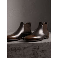 CHOCOLATE BROWN Bottines Chelsea en cuir ornées de perforations