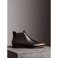CHOCOLATE BROWN Bottines Chelsea en cuir ornées de perforations