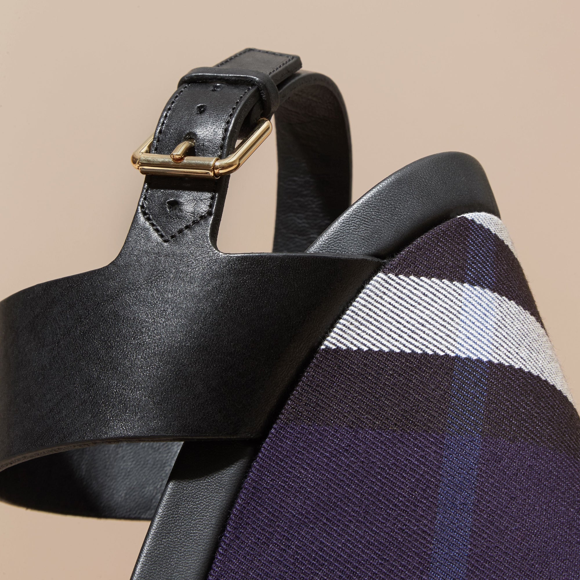 INDIGO BLUE Sandales à plateforme en cuir House check et cuir velours de veau