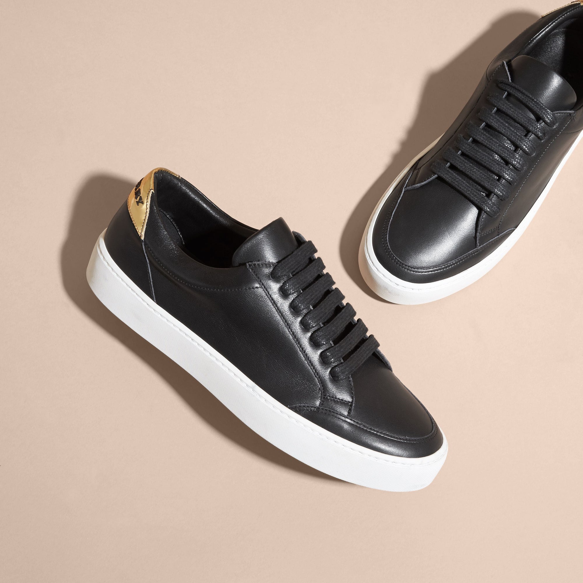 ANTIQUE GOLD/BLACK Sneakers en cuir avec détail métallisé