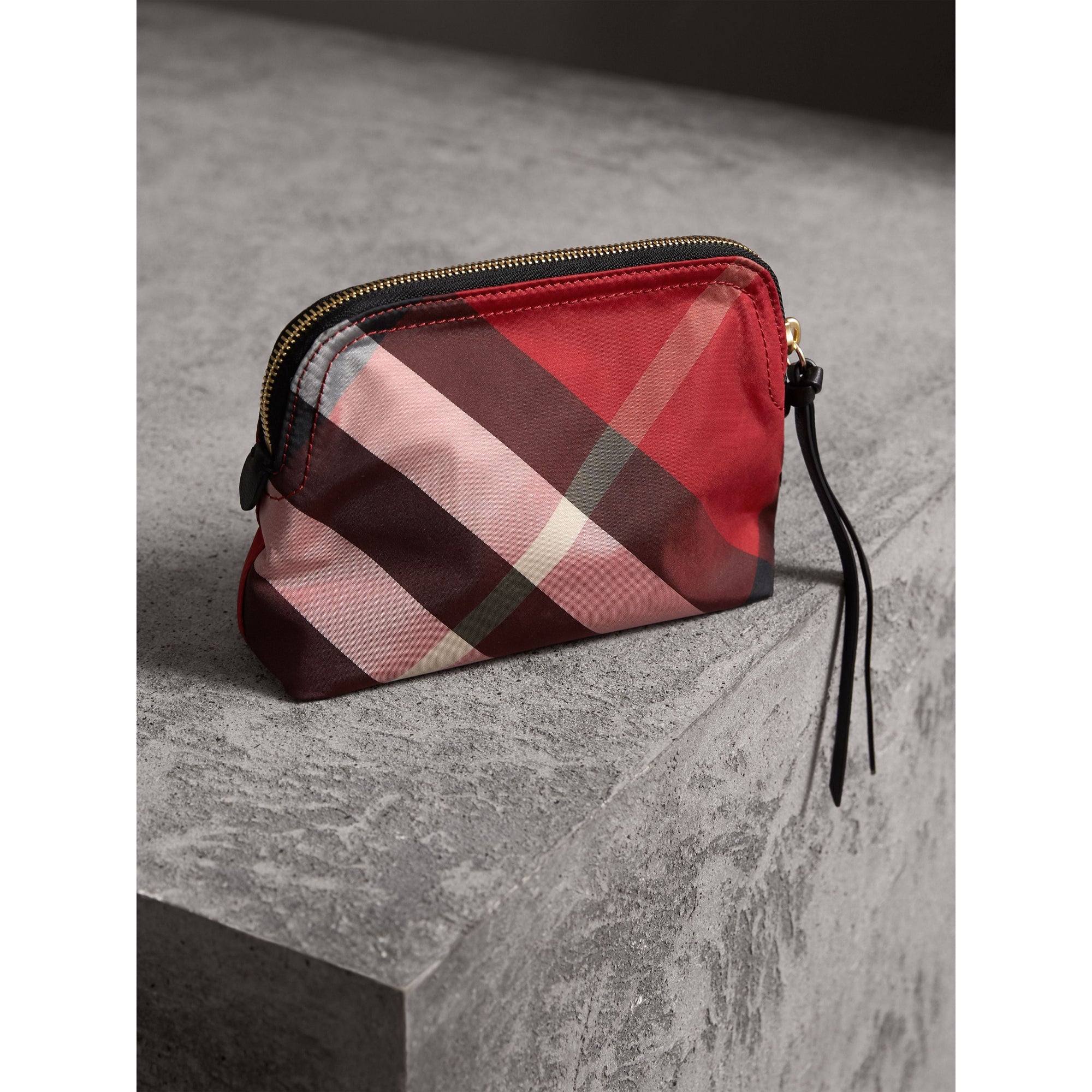 PARADE RED Pochette medium zippée en tissu technique à motif check
