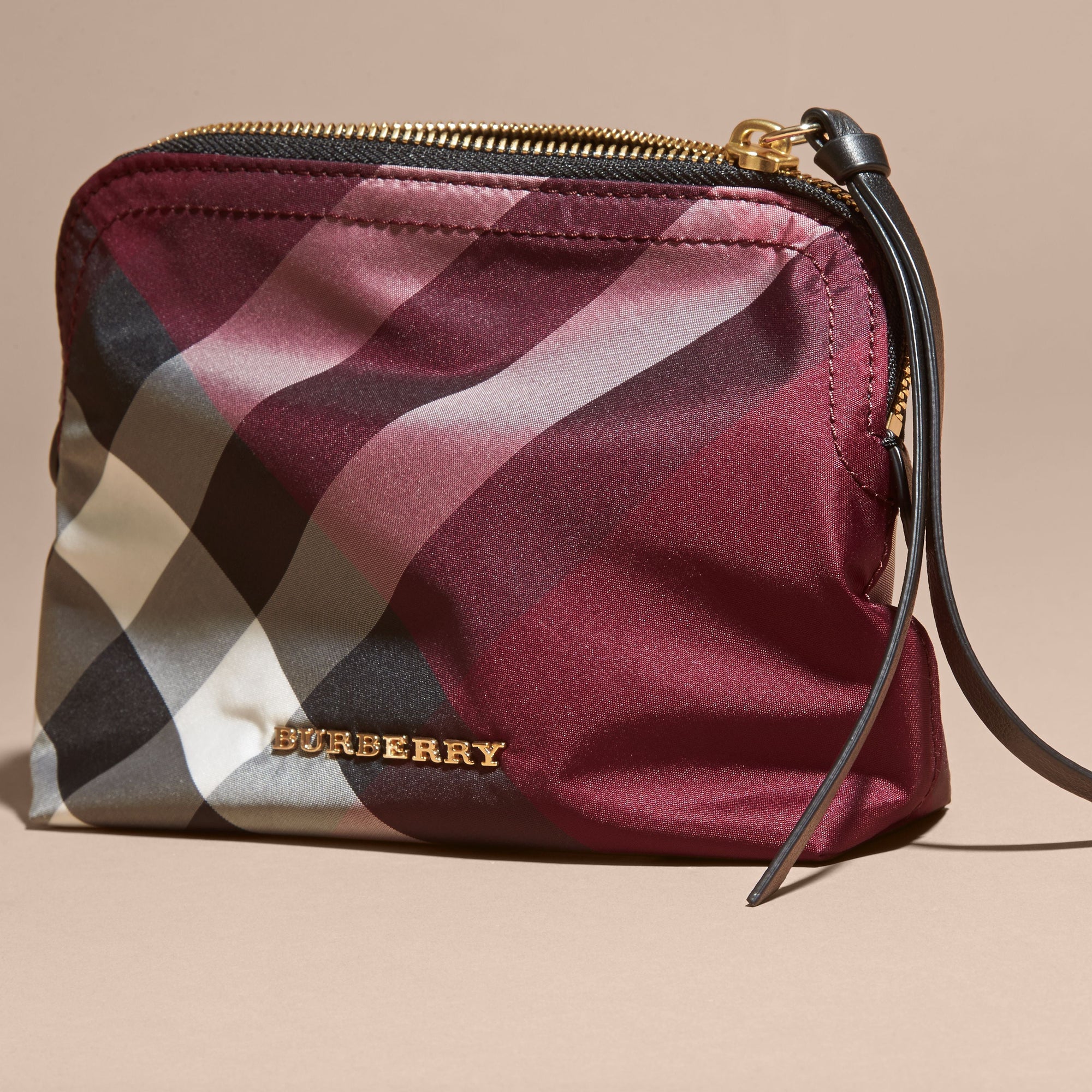 PLUM Pochette medium zippée en tissu technique à motif check