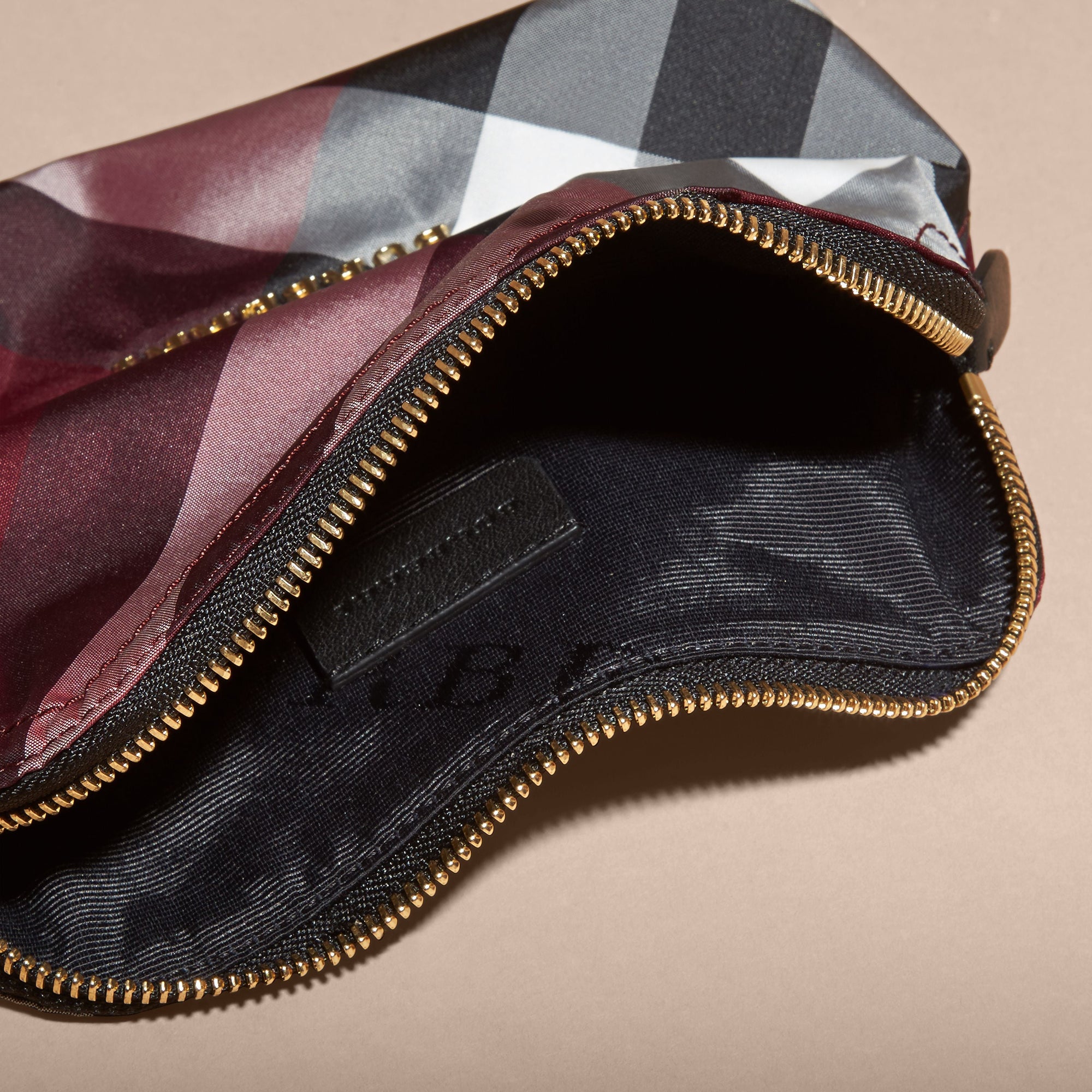 PLUM Pochette medium zippée en tissu technique à motif check