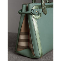 CELADON BLUE Sac The Banner medium en cuir avec appliqué en python métallisé