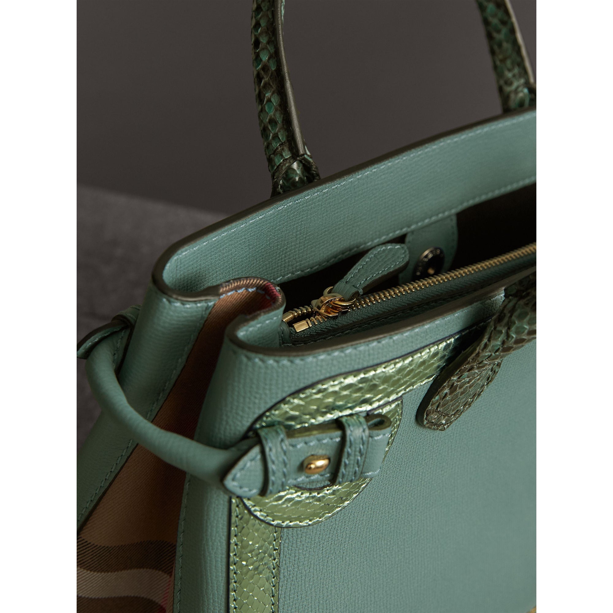 CELADON BLUE Sac The Banner medium en cuir avec appliqué en python métallisé