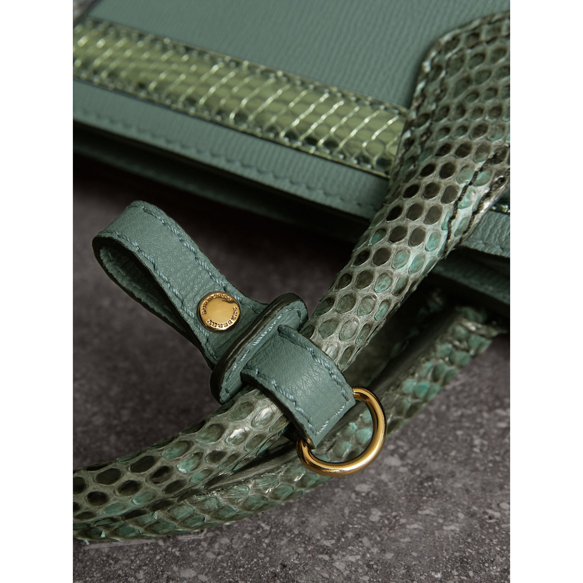 CELADON BLUE Sac The Banner medium en cuir avec appliqué en python métallisé