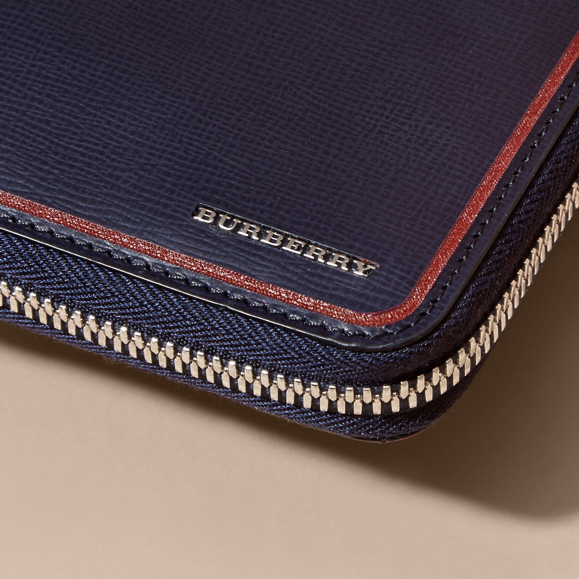 DARK NAVY Portefeuille zippé en cuir London avec bordure contrastante