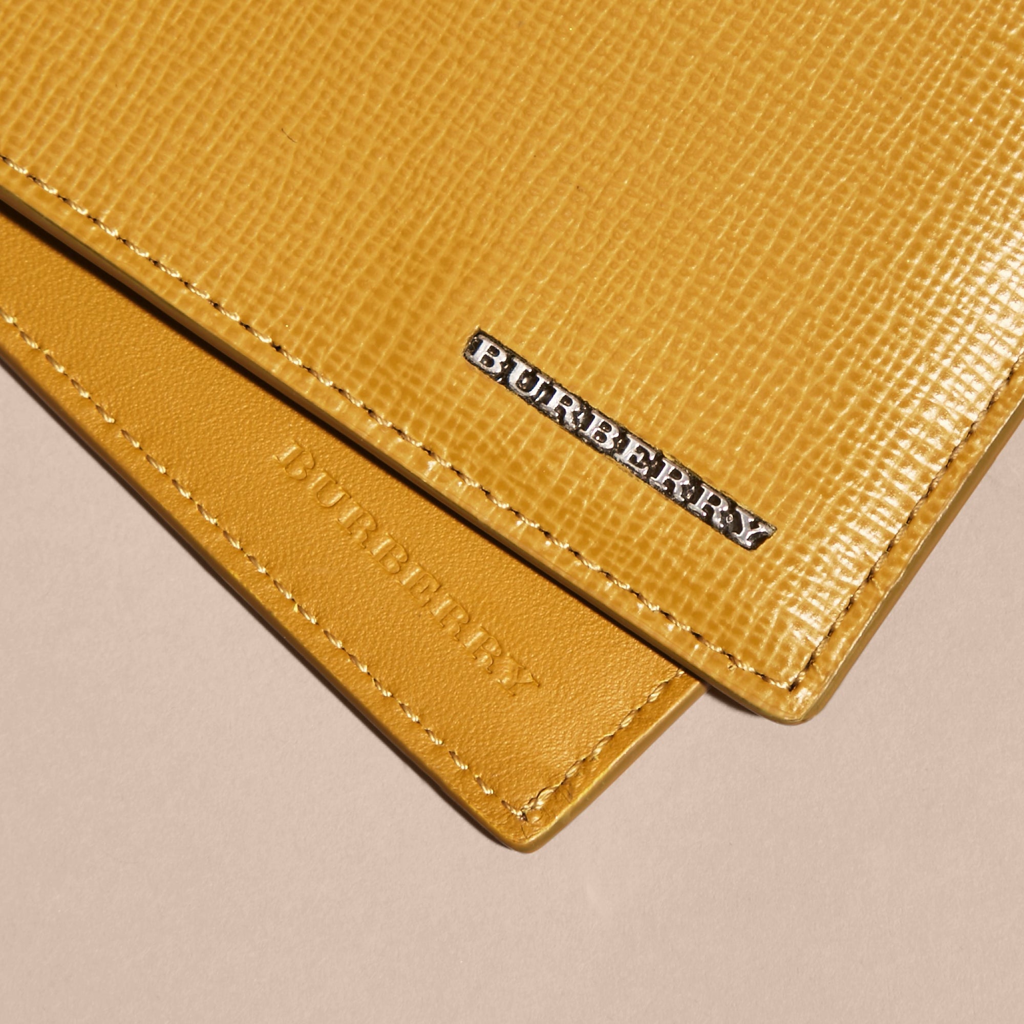 LARCH YELLOW Portefeuille à rabat multidevise en cuir London