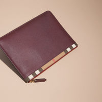 WINE Pochette zippée en cuir grainé et tissu House check