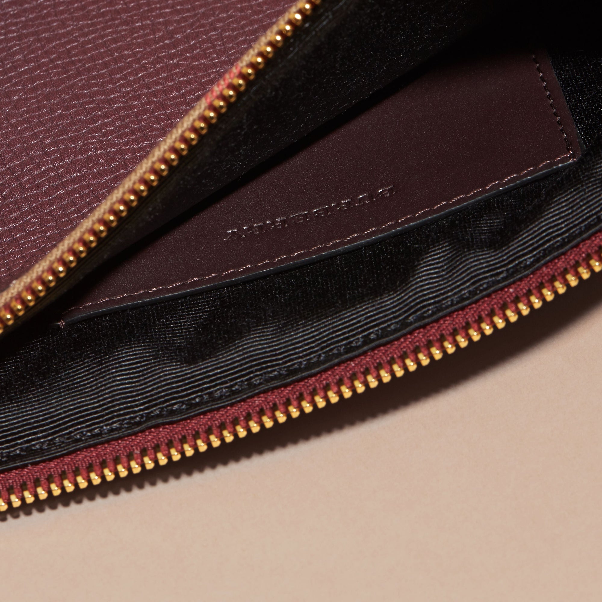 WINE Pochette zippée en cuir grainé et tissu House check