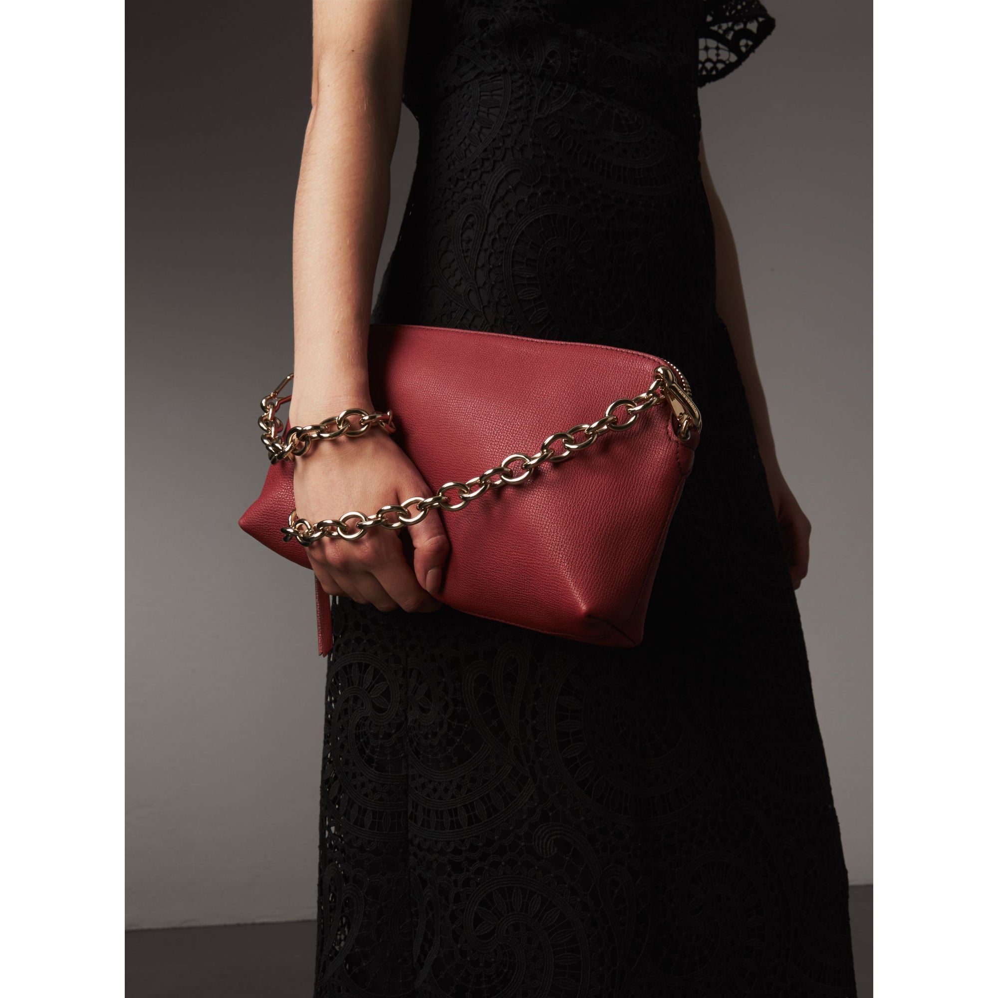 RUSSET RED Clutch en cuir grainé