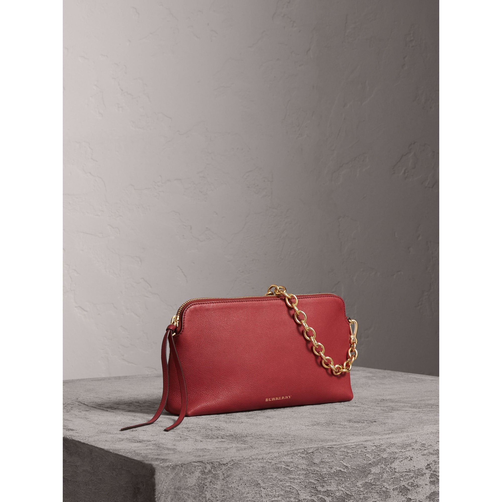 RUSSET RED Clutch en cuir grainé