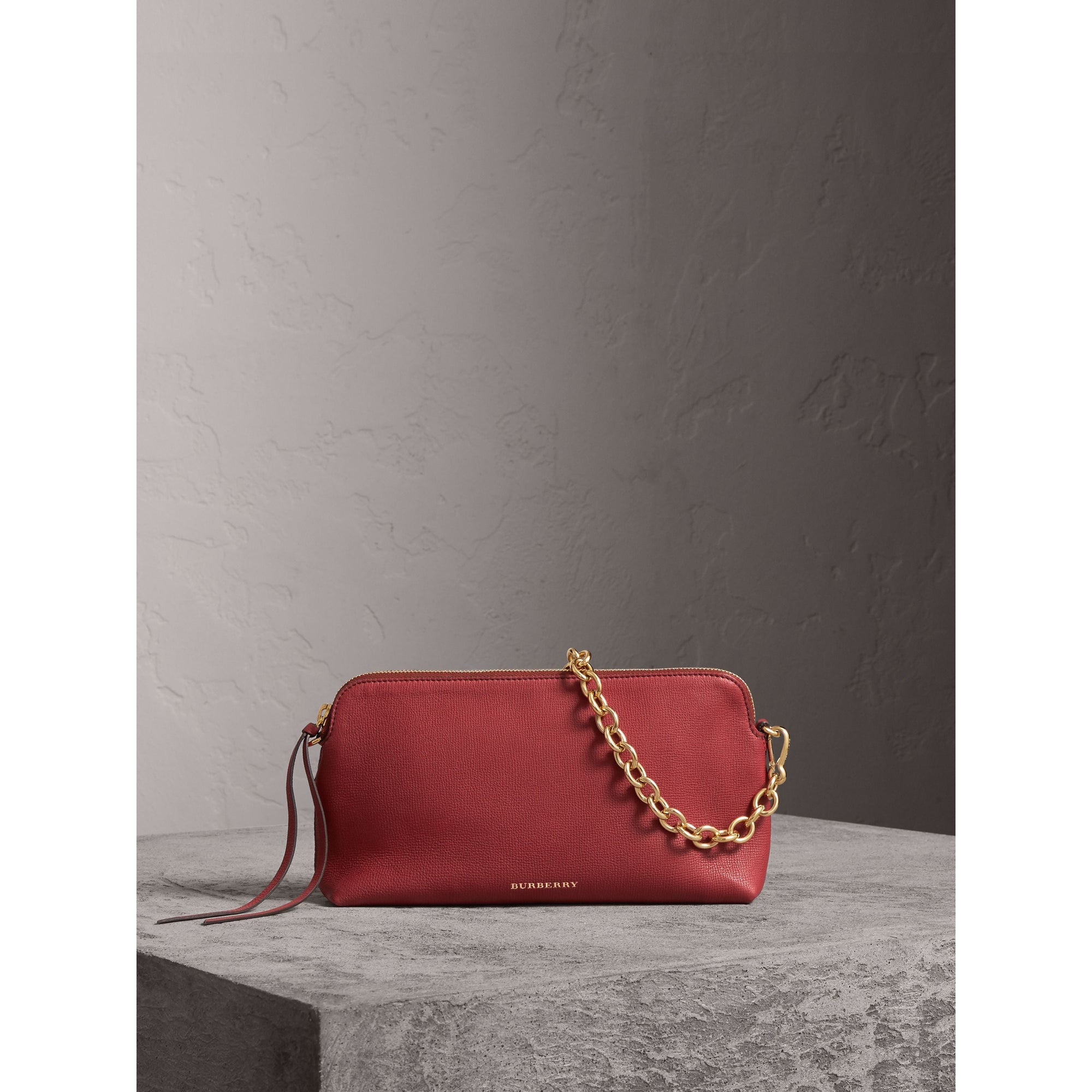RUSSET RED Clutch en cuir grainé