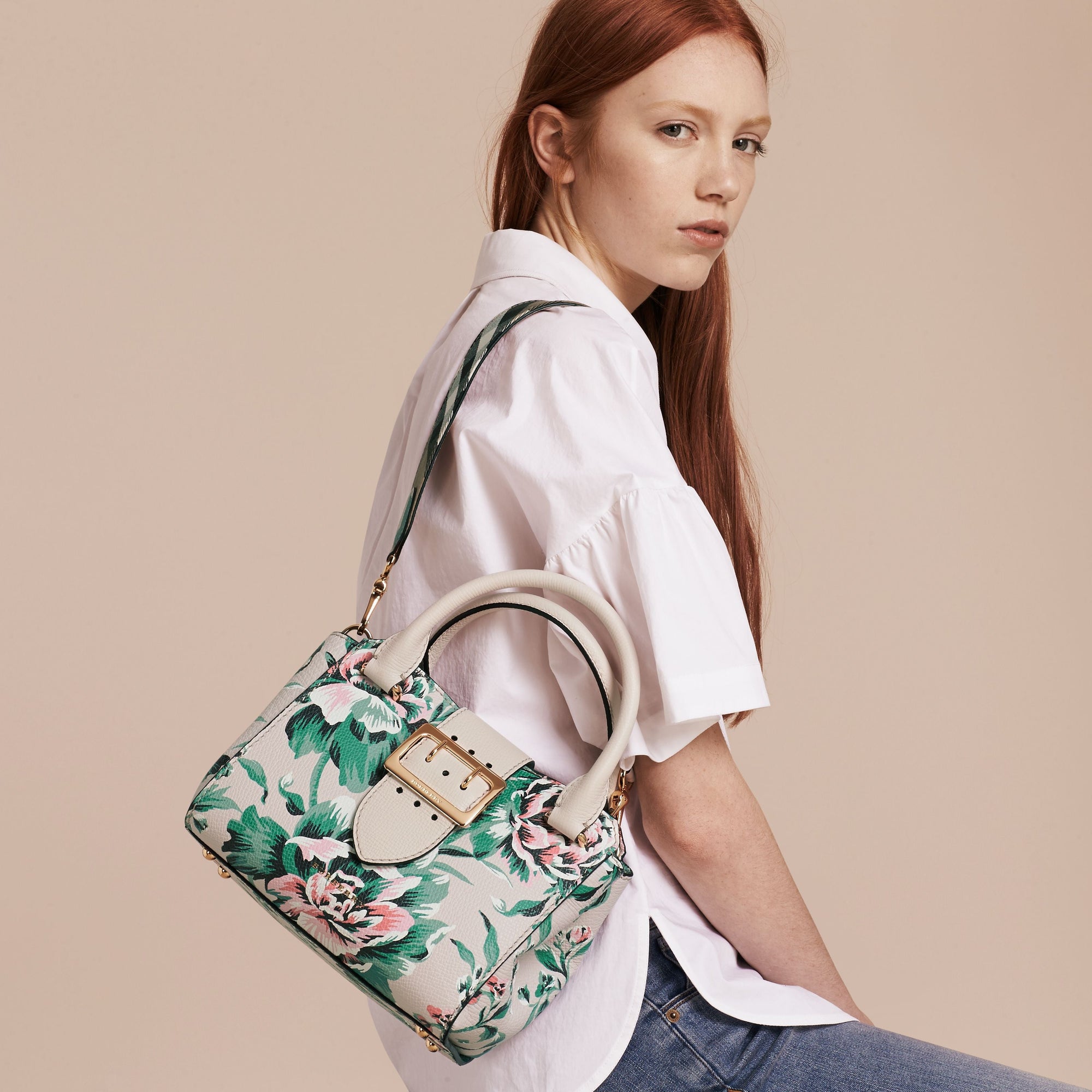 NATURAL/EMERLD GREEN Petit sac tote The Buckle en cuir avec imprimé à pivoines roses