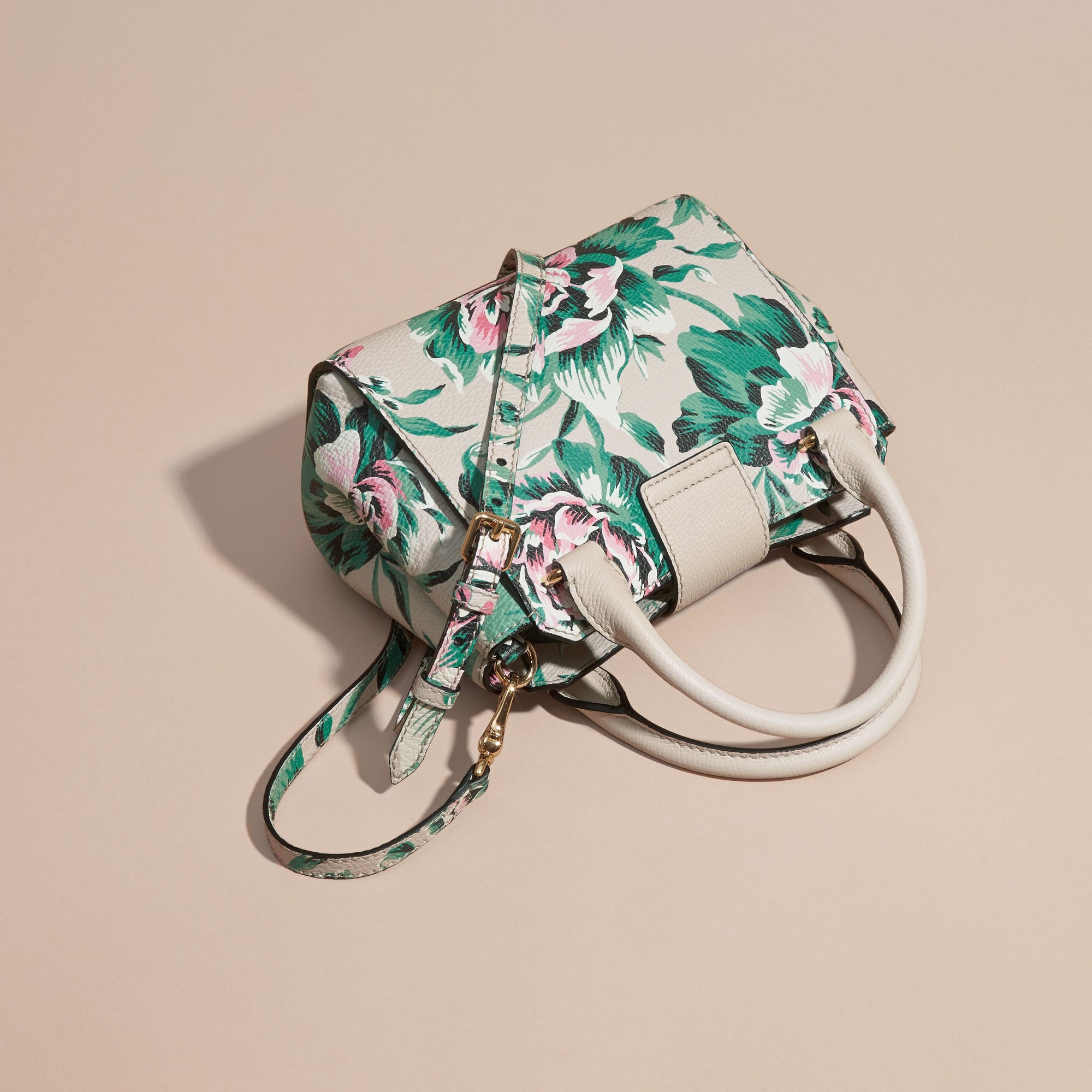 NATURAL/EMERLD GREEN Petit sac tote The Buckle en cuir avec imprimé à pivoines roses