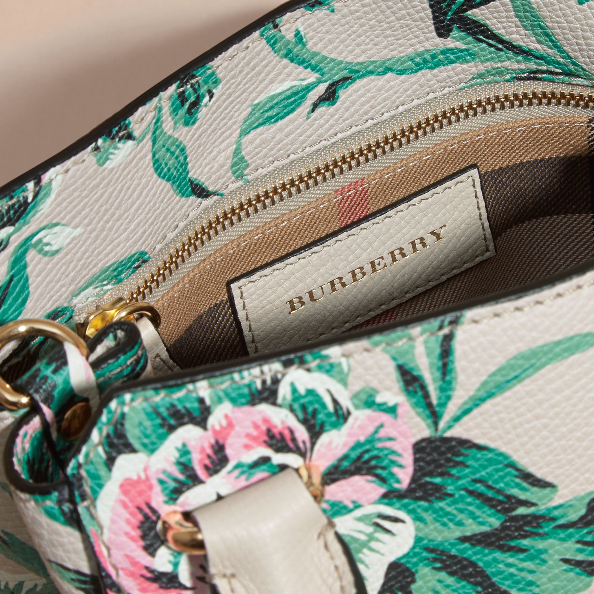 NATURAL/EMERLD GREEN Petit sac tote The Buckle en cuir avec imprimé à pivoines roses