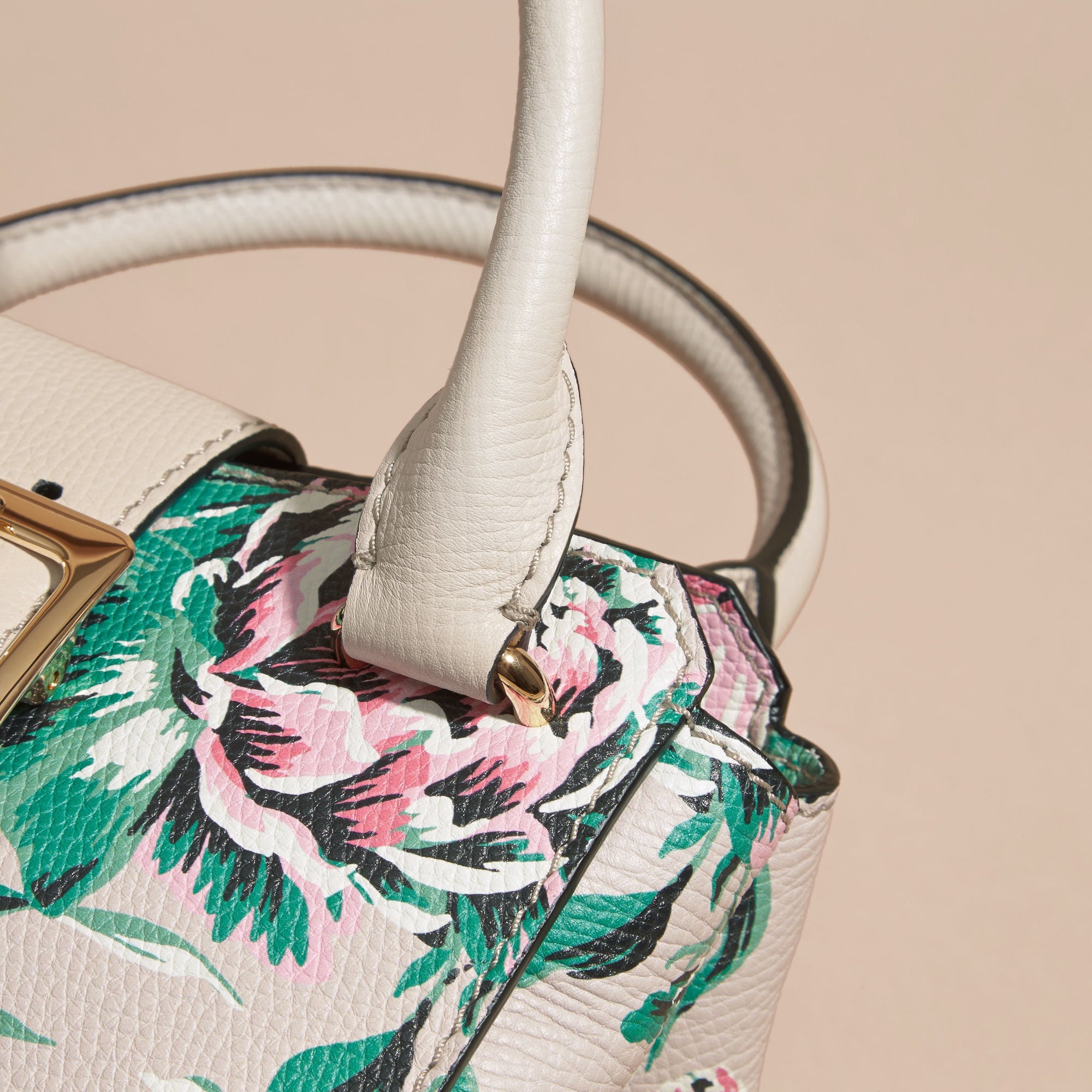 NATURAL/EMERLD GREEN Petit sac tote The Buckle en cuir avec imprimé à pivoines roses