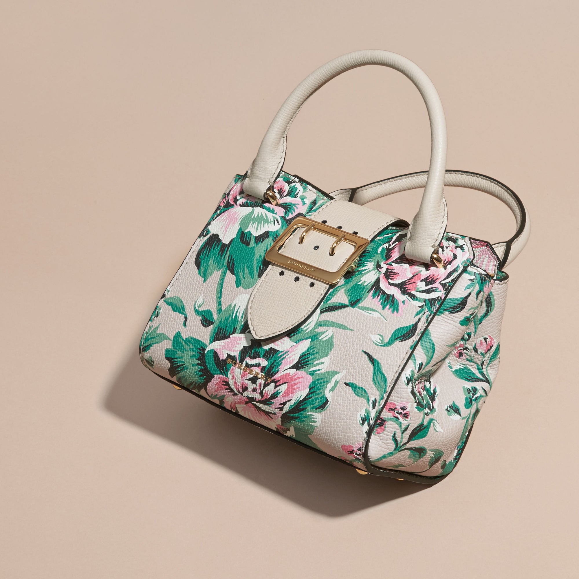 NATURAL/EMERLD GREEN Petit sac tote The Buckle en cuir avec imprimé à pivoines roses