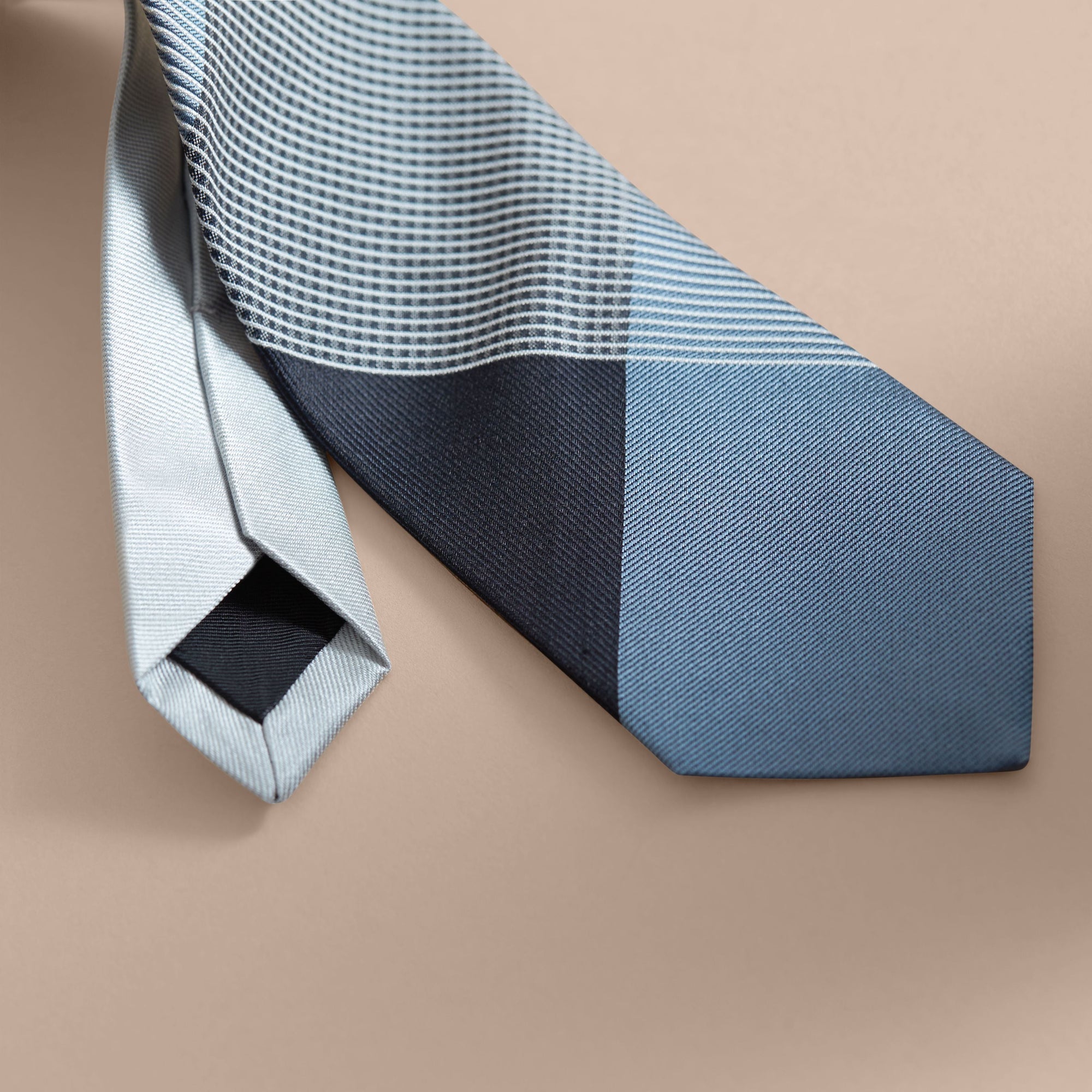 SLATE BLUE Cravate jacquard moderne en soie à motif vichy