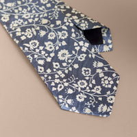 PALE BLUE Cravate jacquard moderne en soie à motif floral