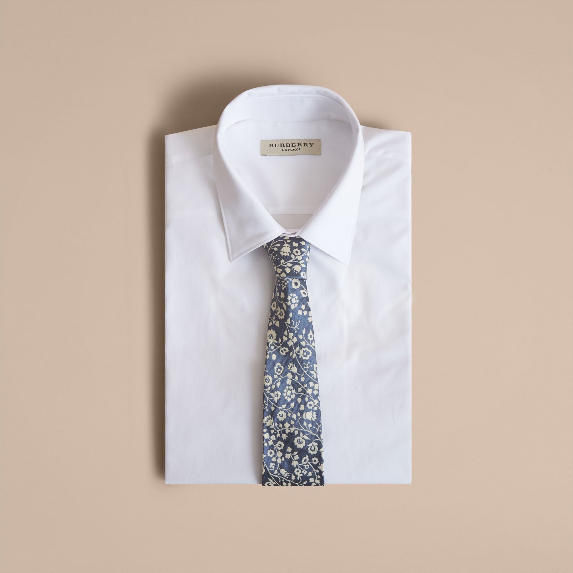 PALE BLUE Cravate jacquard moderne en soie à motif floral