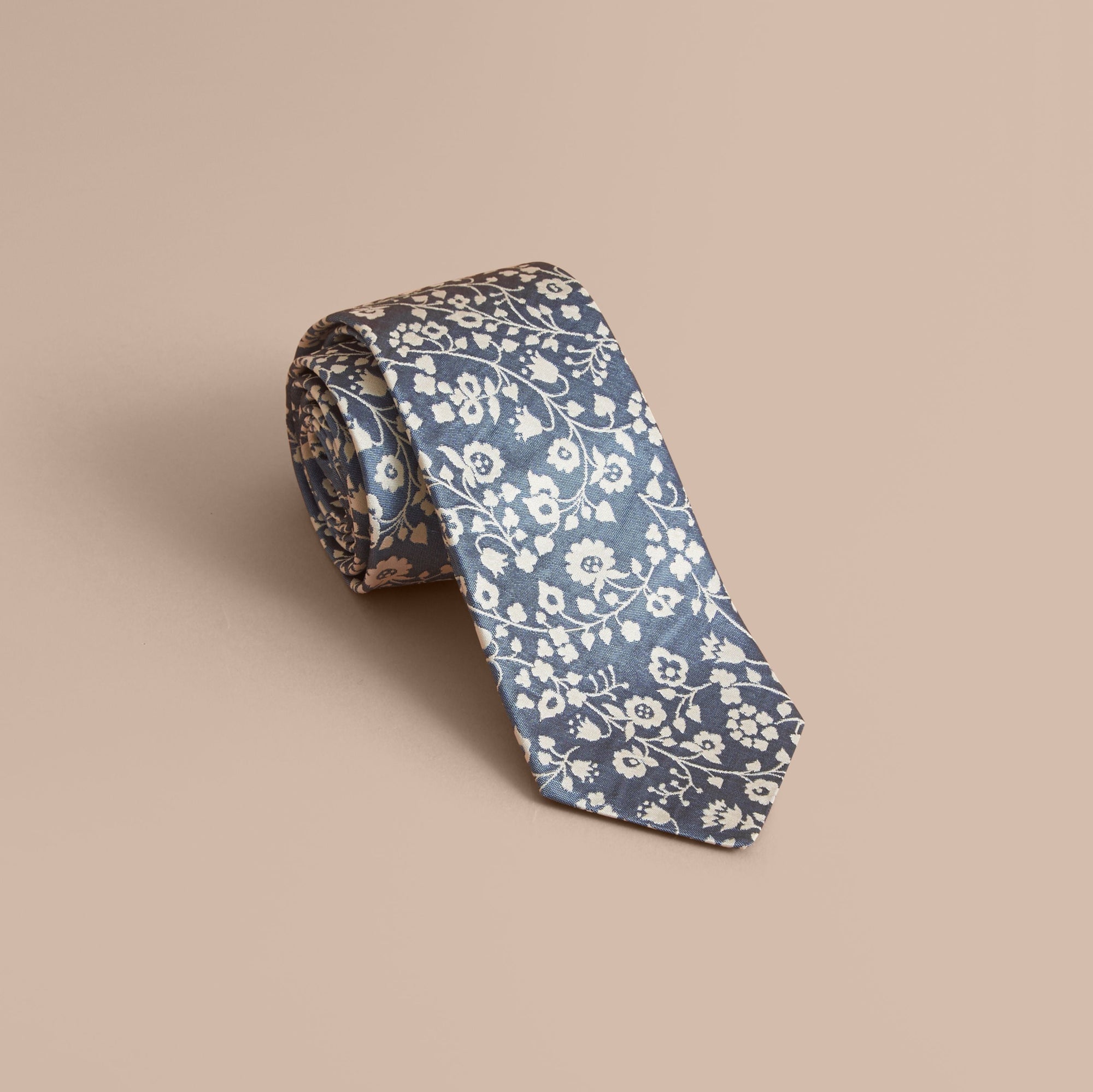 PALE BLUE Cravate jacquard moderne en soie à motif floral