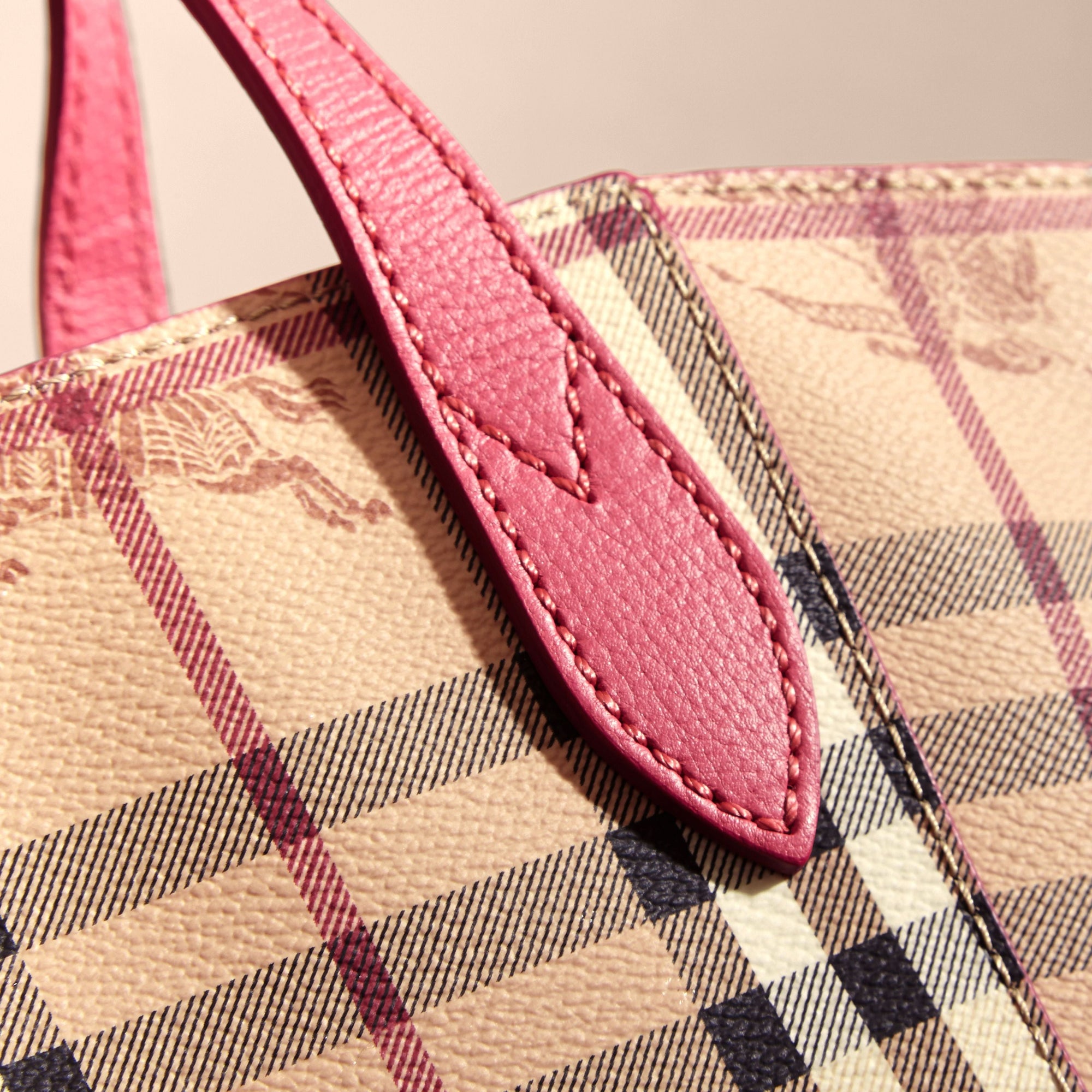 PLUM PINK Petit Sac The Canter avec motif Haymarket check