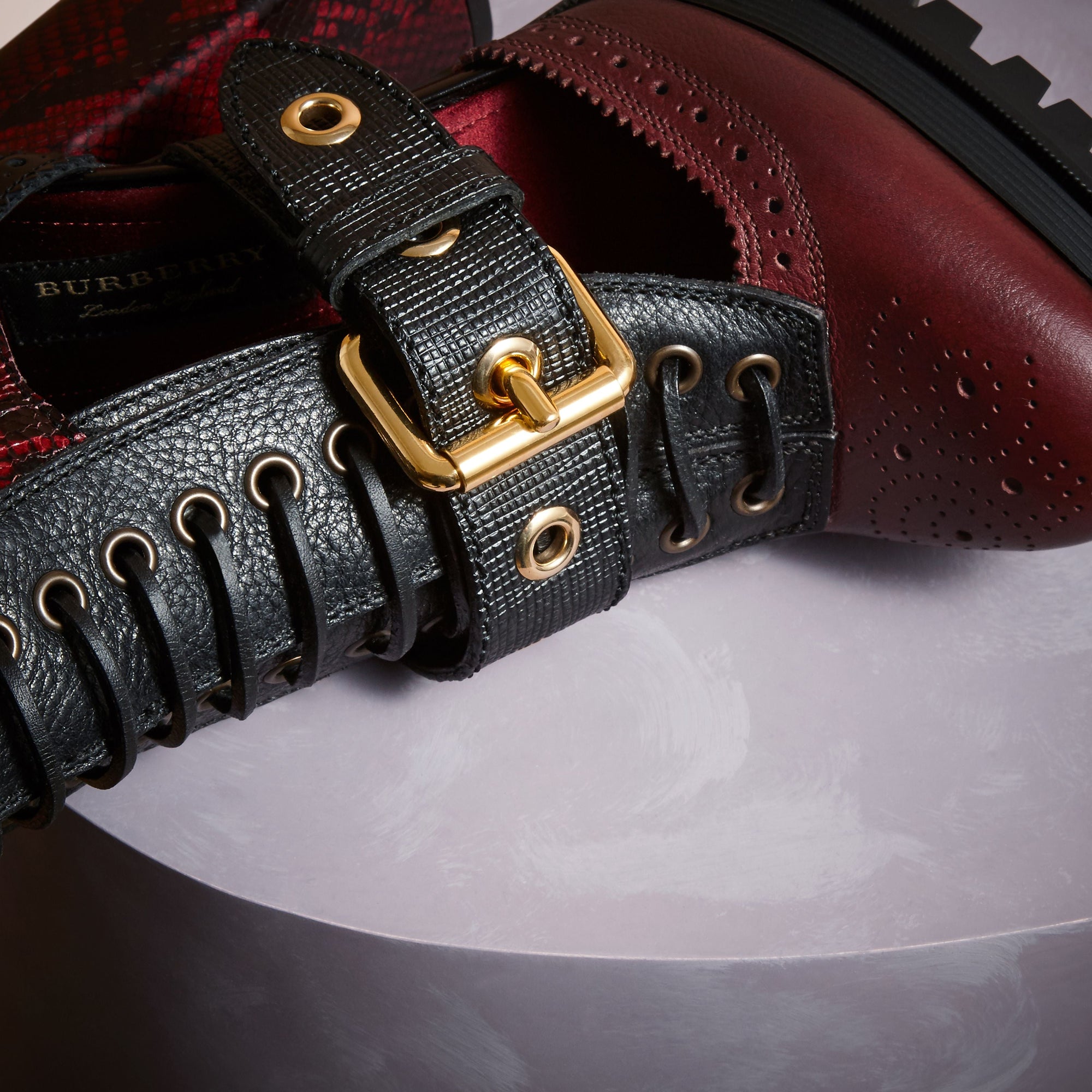 BURGUNDY RED Bottines à plateforme en cuir et peau de serpent avec découpes