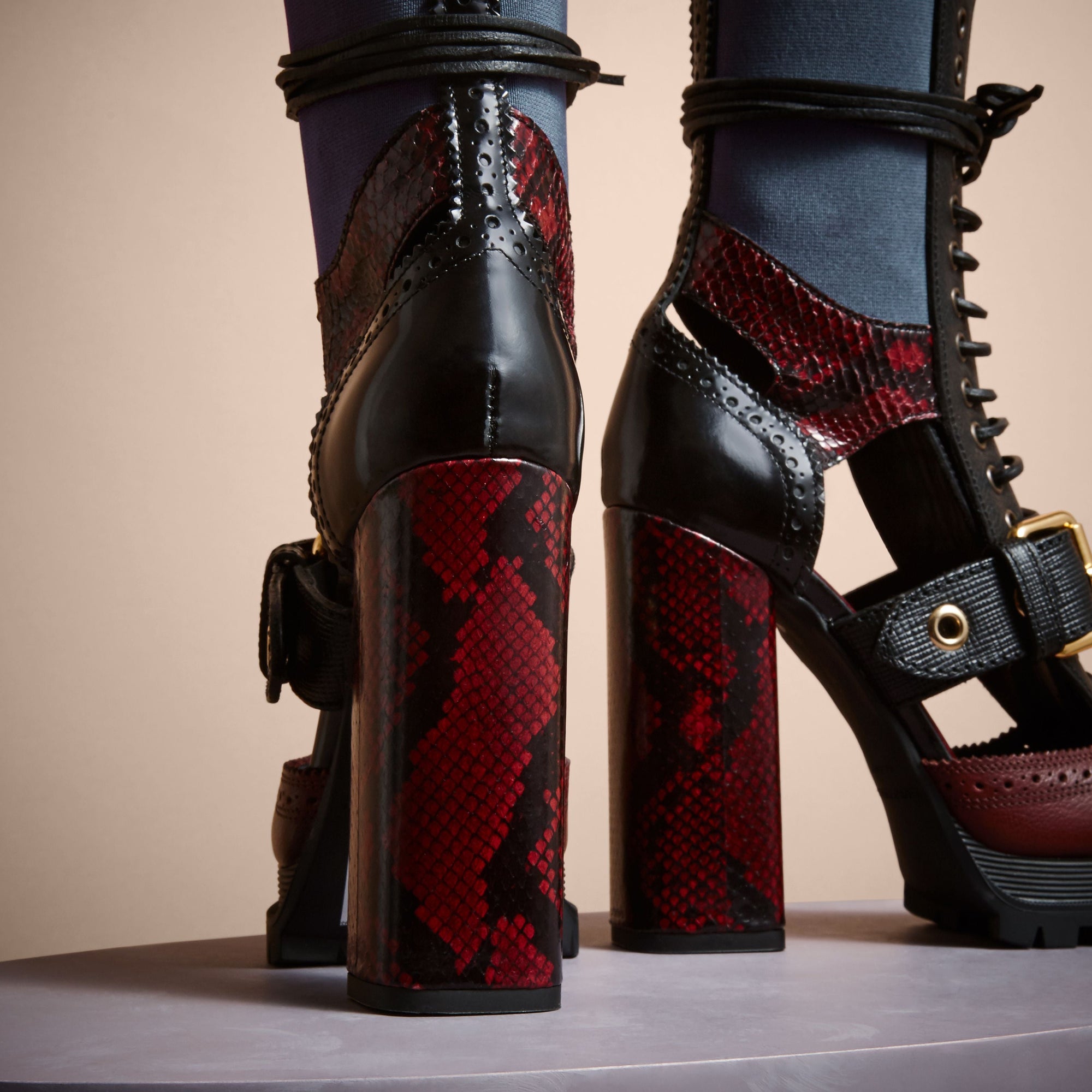 BURGUNDY RED Bottines à plateforme en cuir et peau de serpent avec découpes