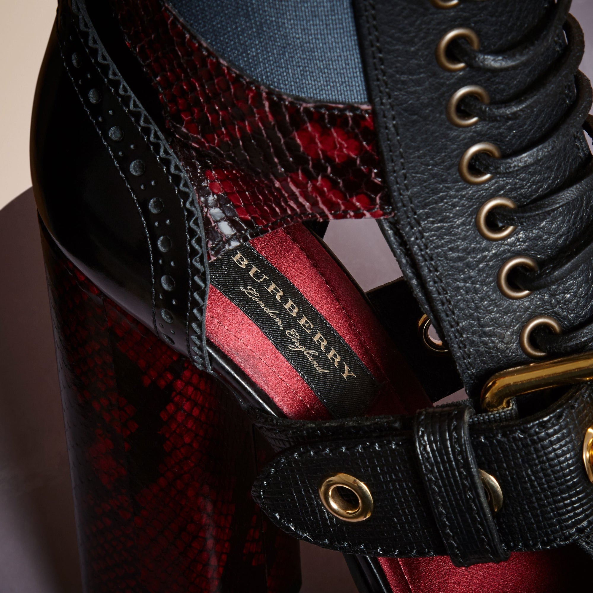 BURGUNDY RED Bottines à plateforme en cuir et peau de serpent avec découpes