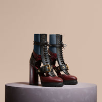 BURGUNDY RED Bottines à plateforme en cuir et peau de serpent avec découpes