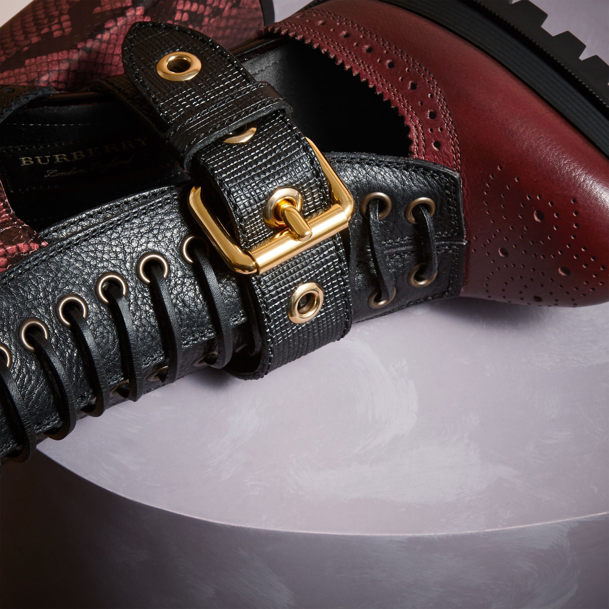 GARNET PINK Bottines à plateforme en cuir et peau de serpent avec découpes