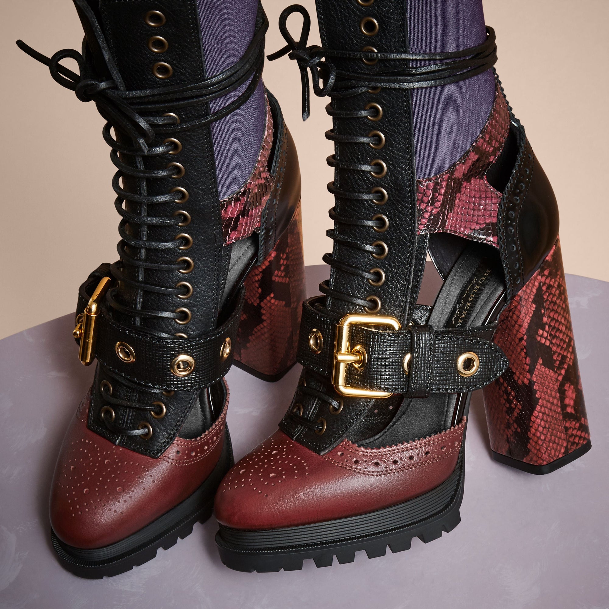 GARNET PINK Bottines à plateforme en cuir et peau de serpent avec découpes