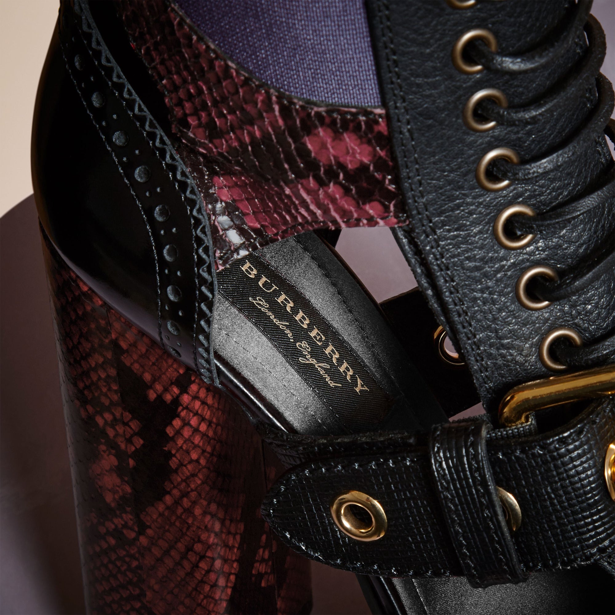 GARNET PINK Bottines à plateforme en cuir et peau de serpent avec découpes