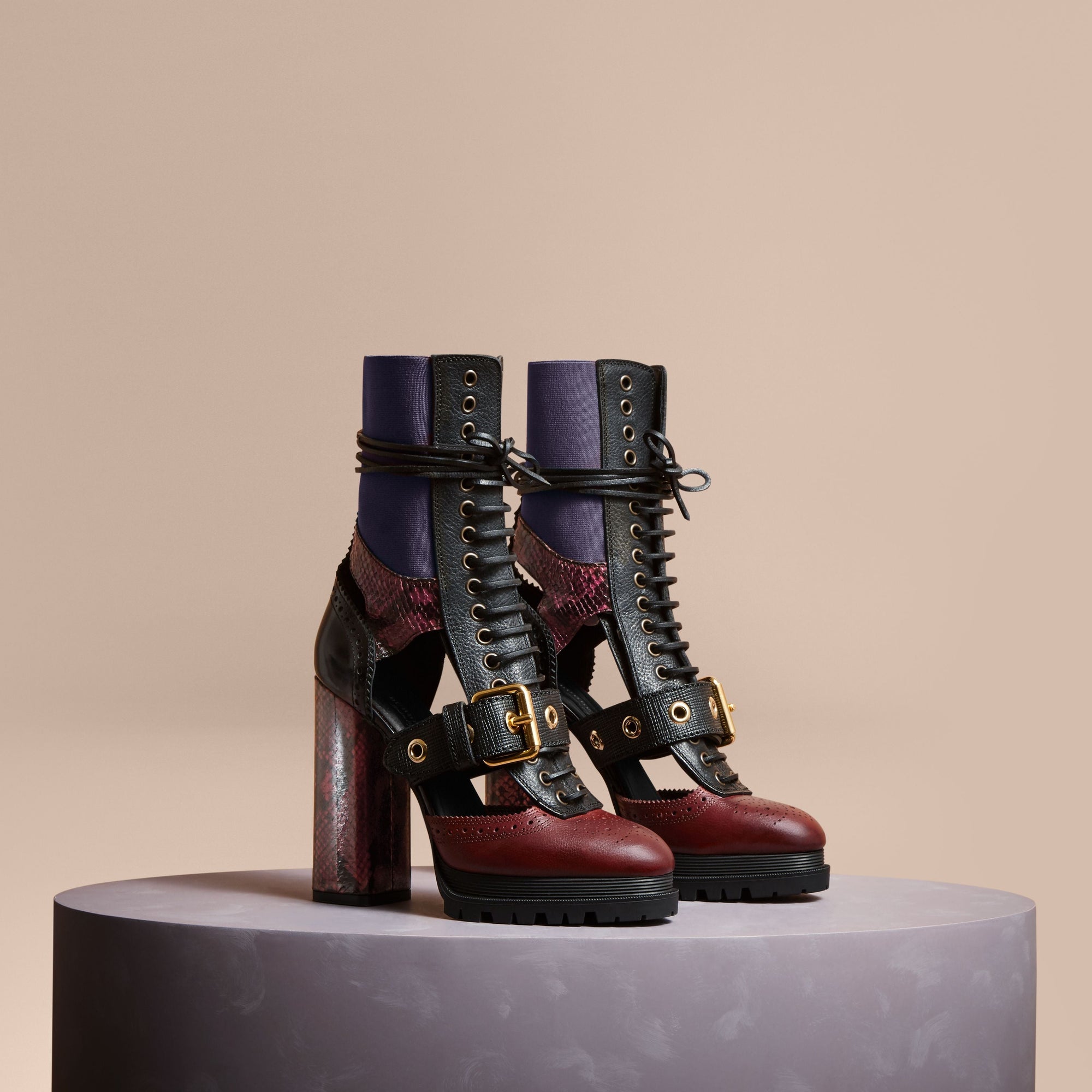 GARNET PINK Bottines à plateforme en cuir et peau de serpent avec découpes
