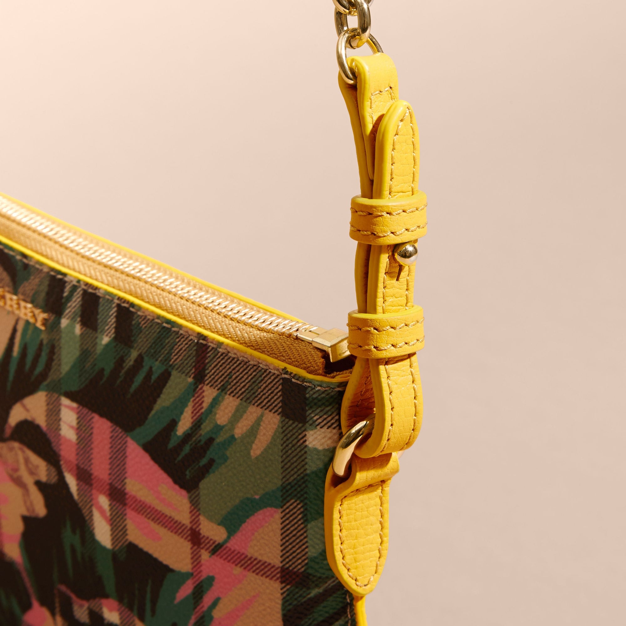 LRCH YELLOW/EMRD GRN Clutch à motif Haymarket check et imprimé à pivoines roses avec cuir