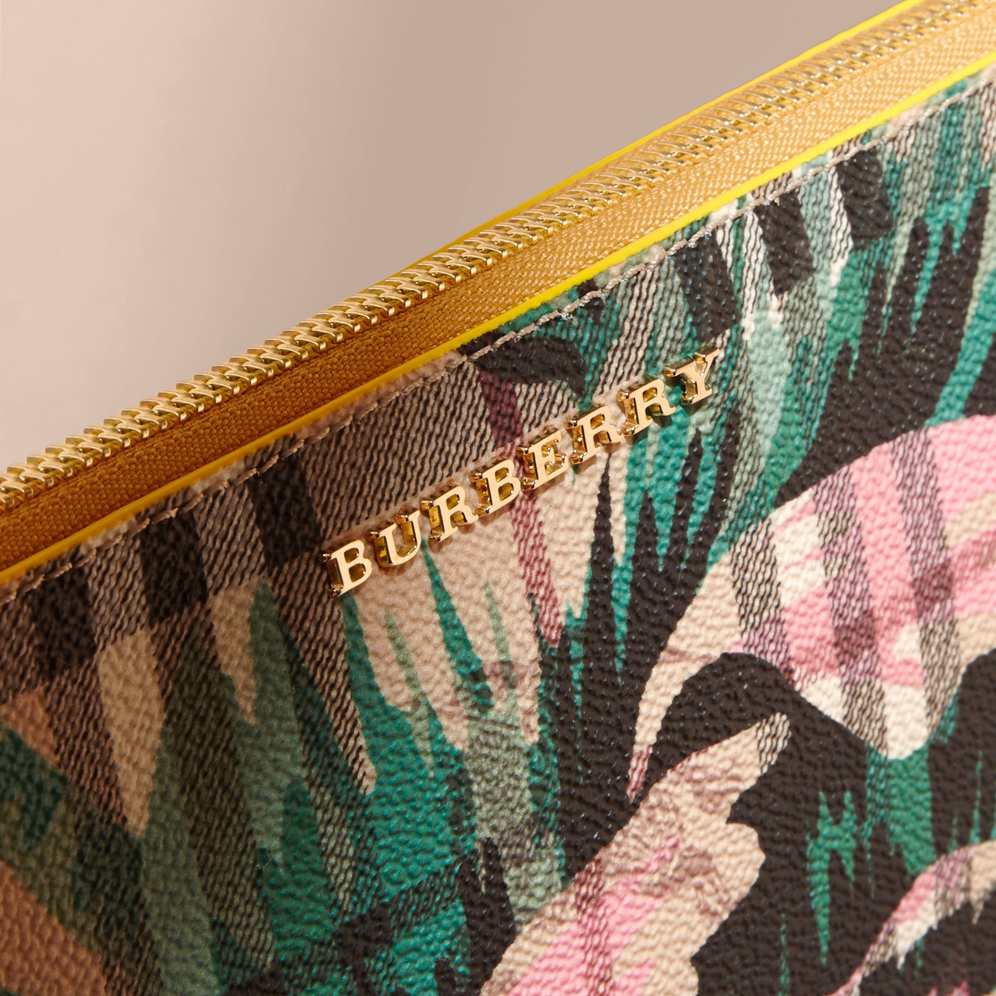 LRCH YELLOW/EMRD GRN Clutch à motif Haymarket check et imprimé à pivoines roses avec cuir