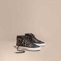 BLACK Sneakers montantes en cuir avec détails cloutés et œillets