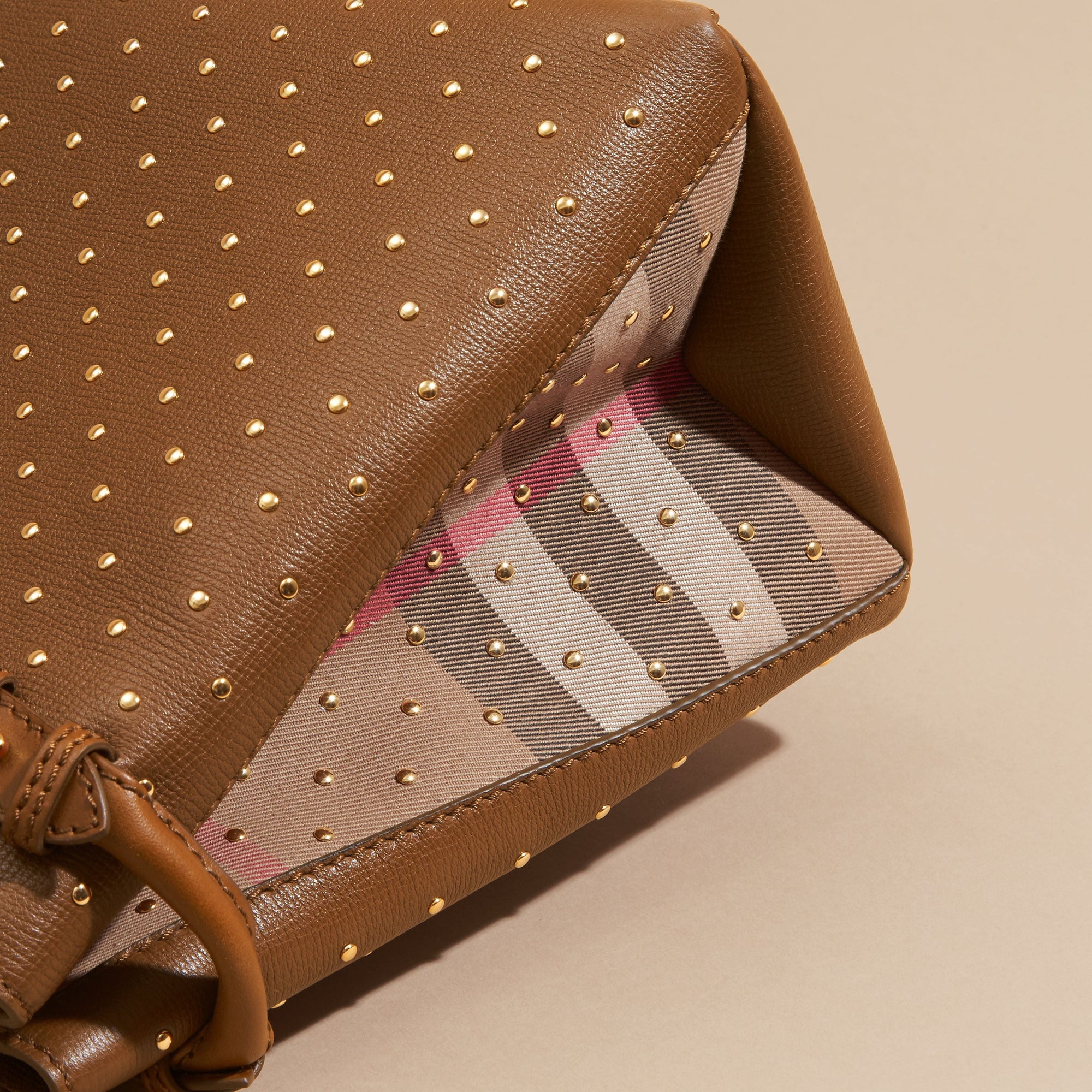 TAN Sac The Banner medium en cuir à rivets et coton House check