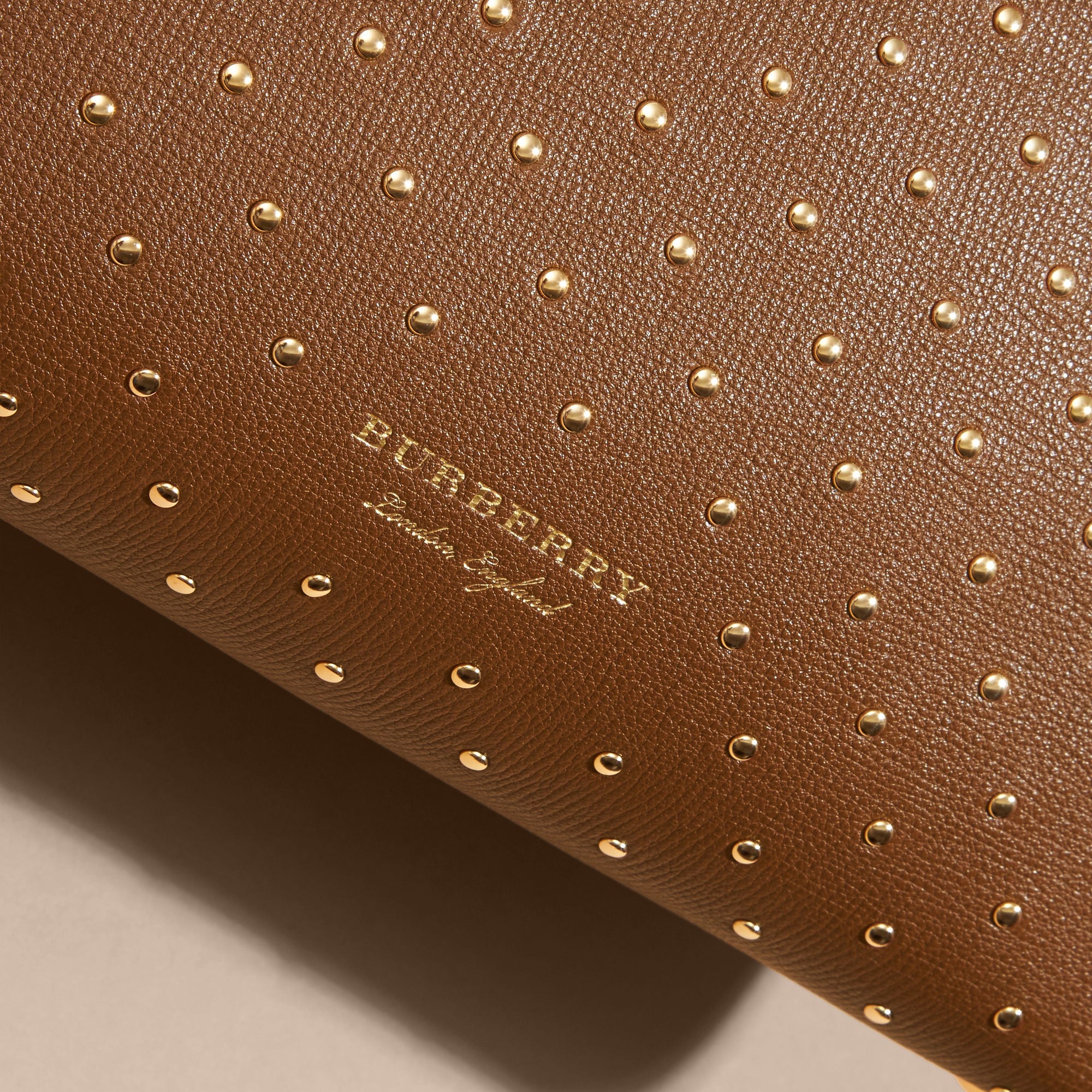 TAN Sac The Banner medium en cuir à rivets et coton House check