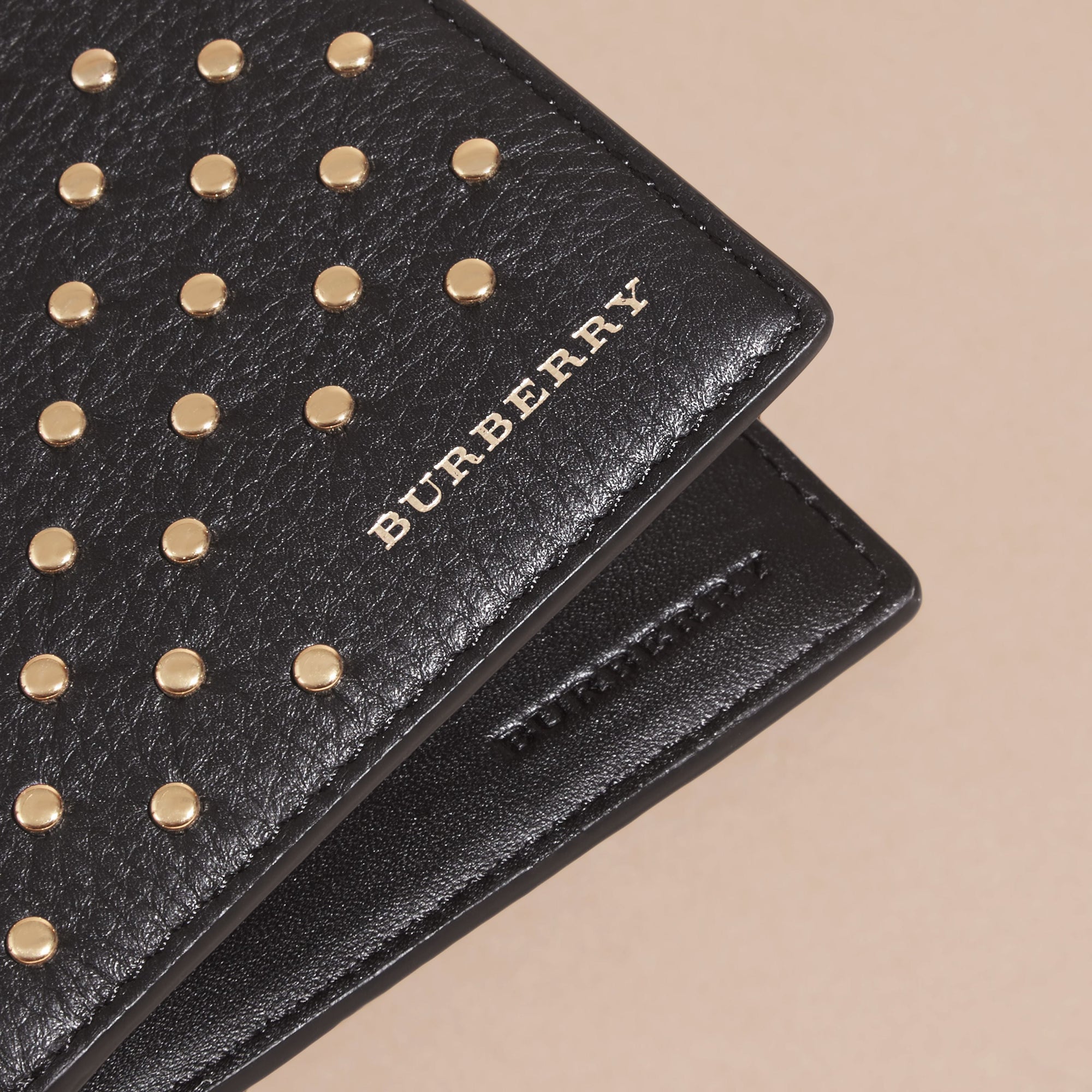 BLACK Portefeuille à rabat multidevise en cuir clouté