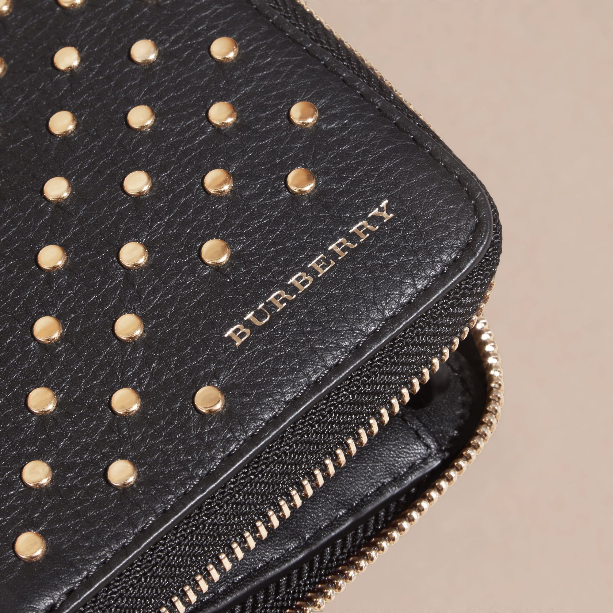 BLACK Portefeuille zippé en cuir clouté