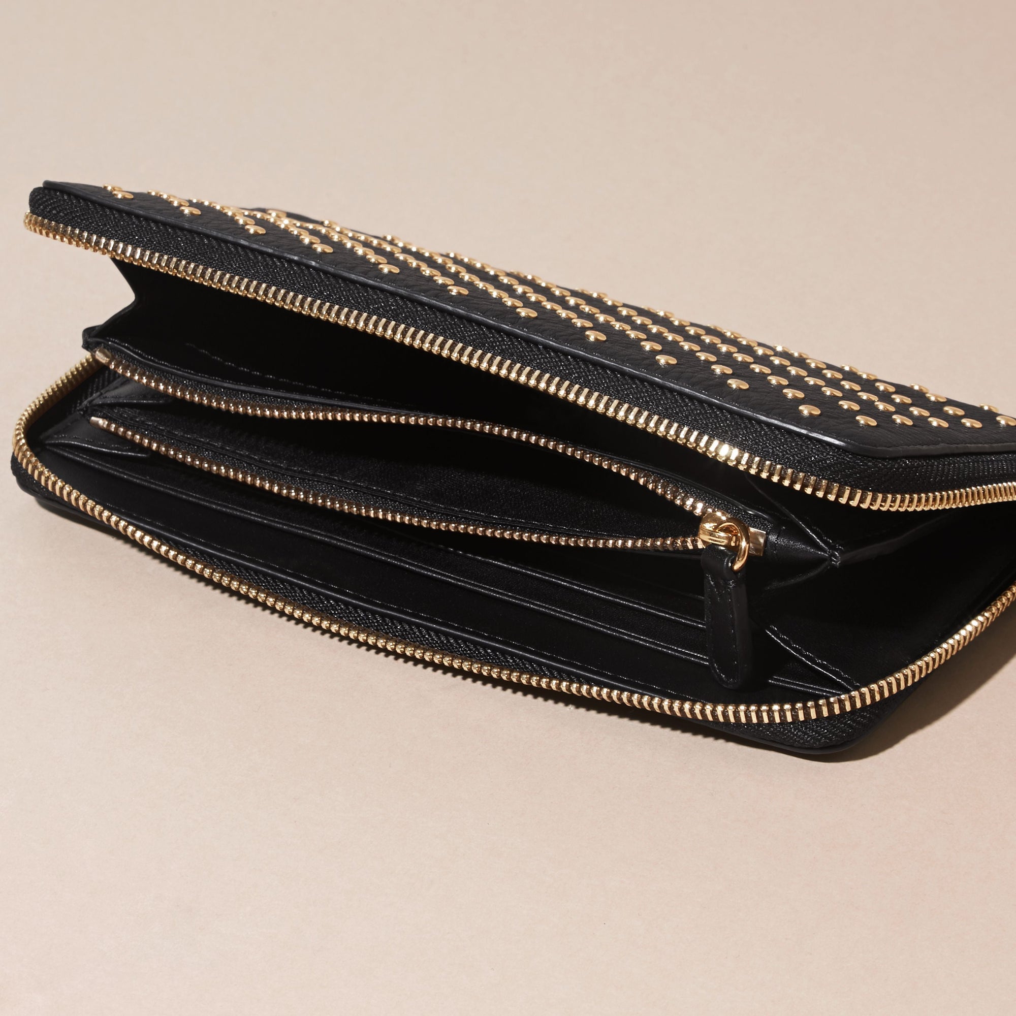 BLACK Portefeuille zippé en cuir clouté