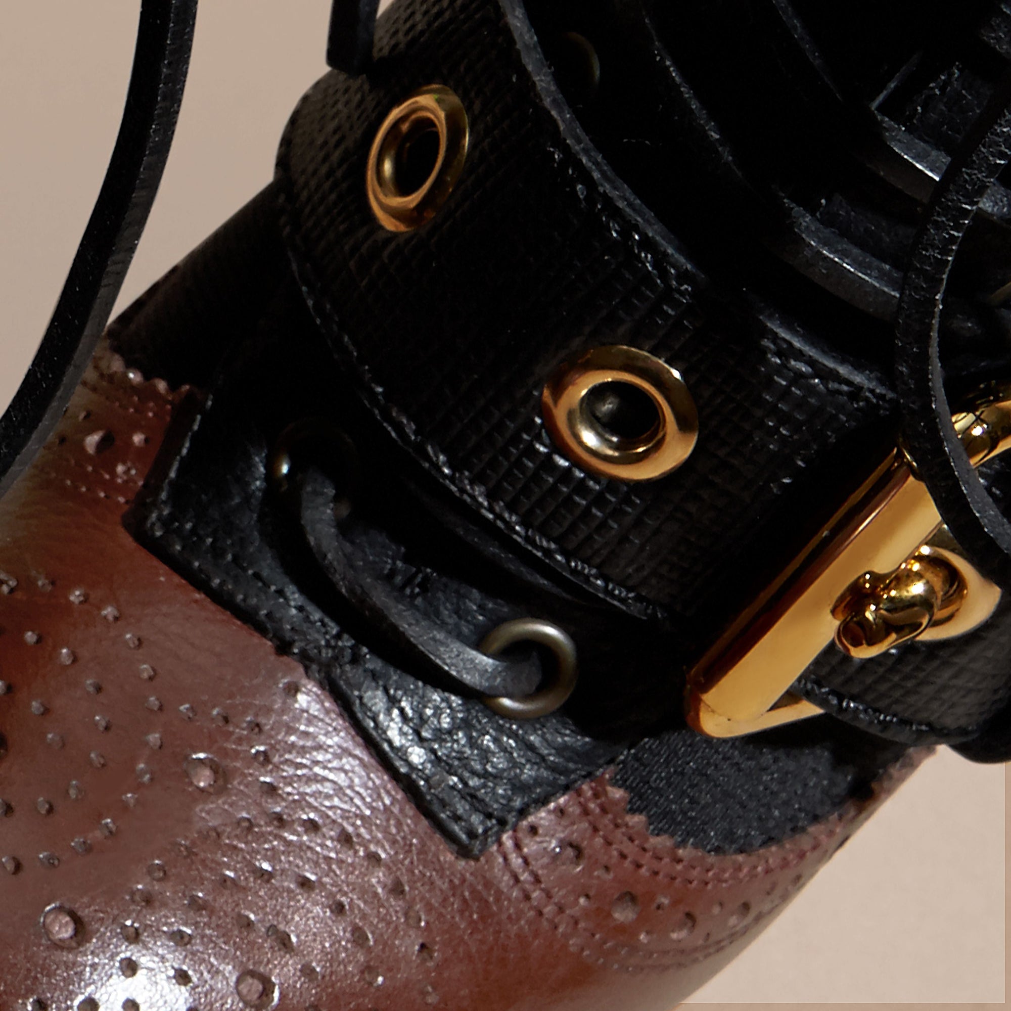 BORDEAUX Bottines en cuir et peau de serpent avec boucle