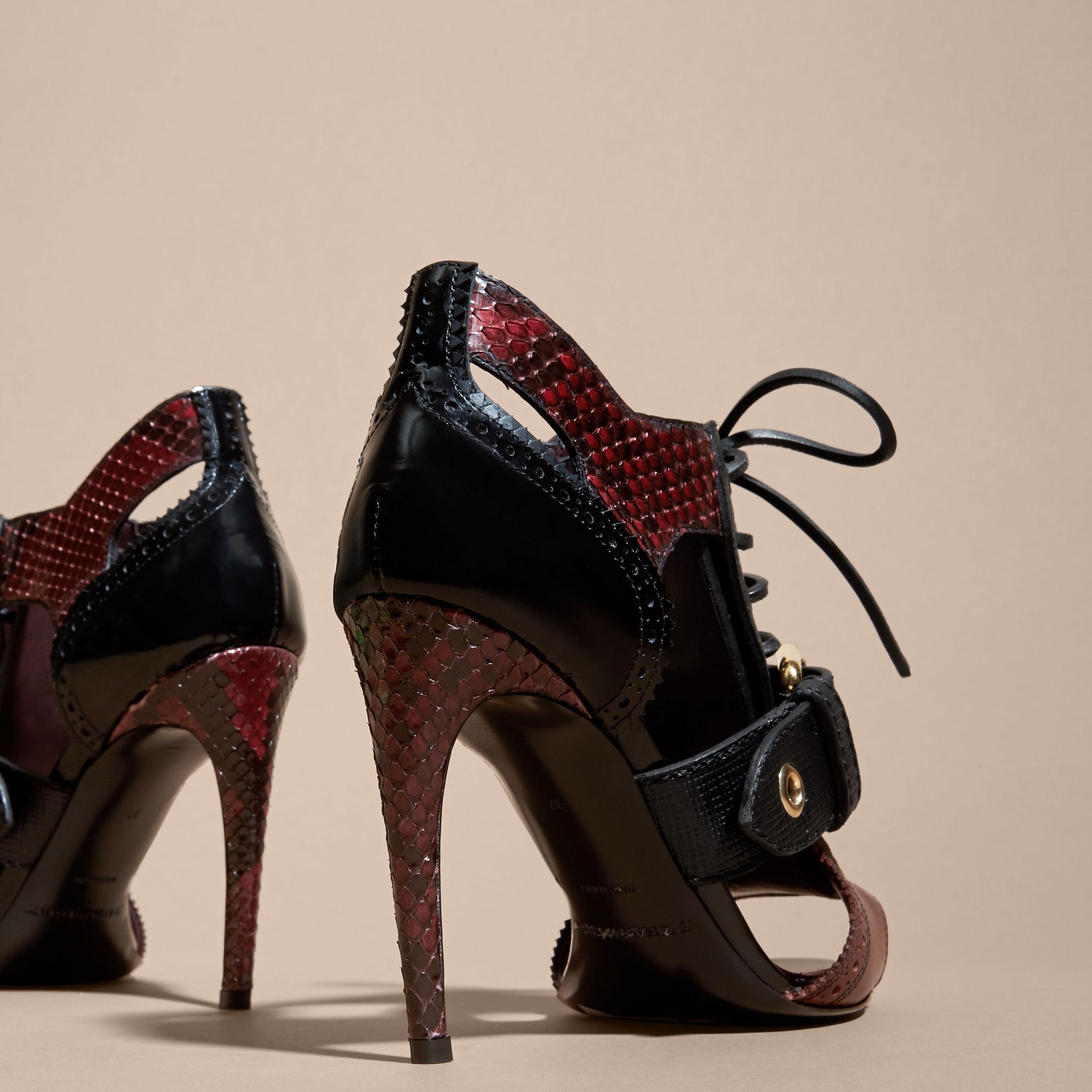 BORDEAUX Bottines en cuir et peau de serpent avec boucle et découpes