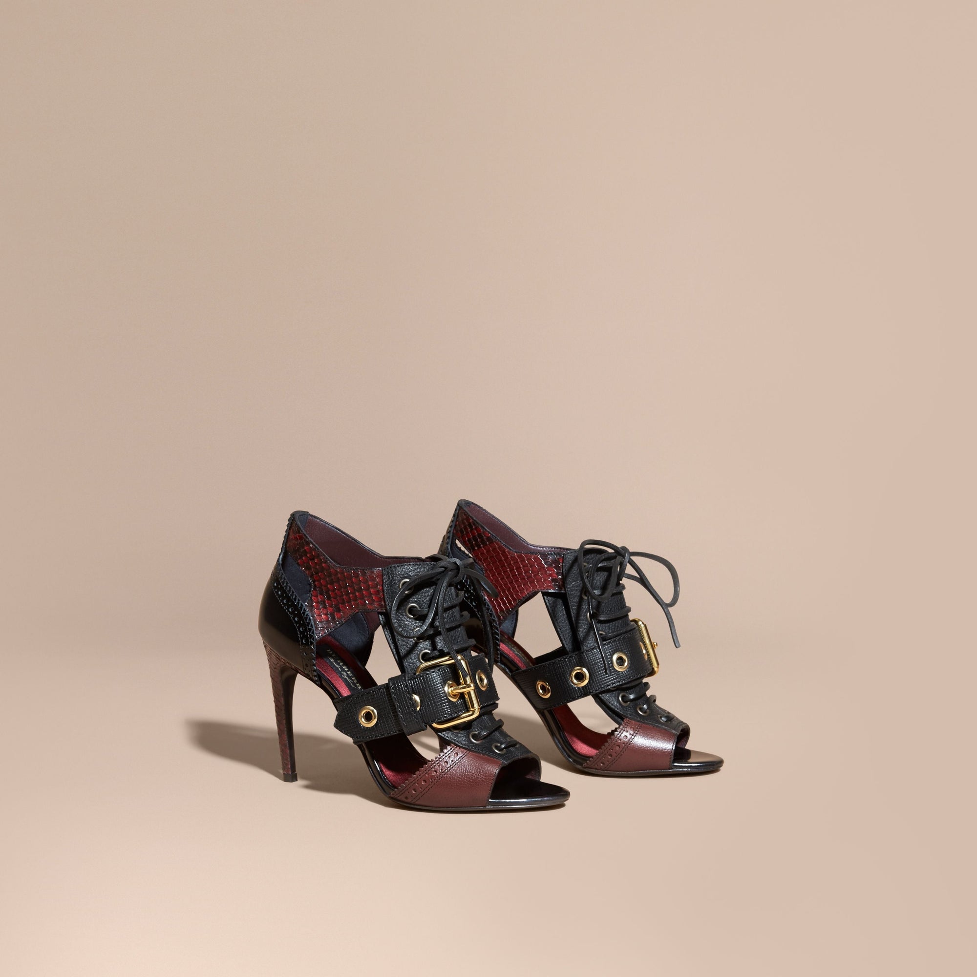 BORDEAUX Bottines en cuir et peau de serpent avec boucle et découpes