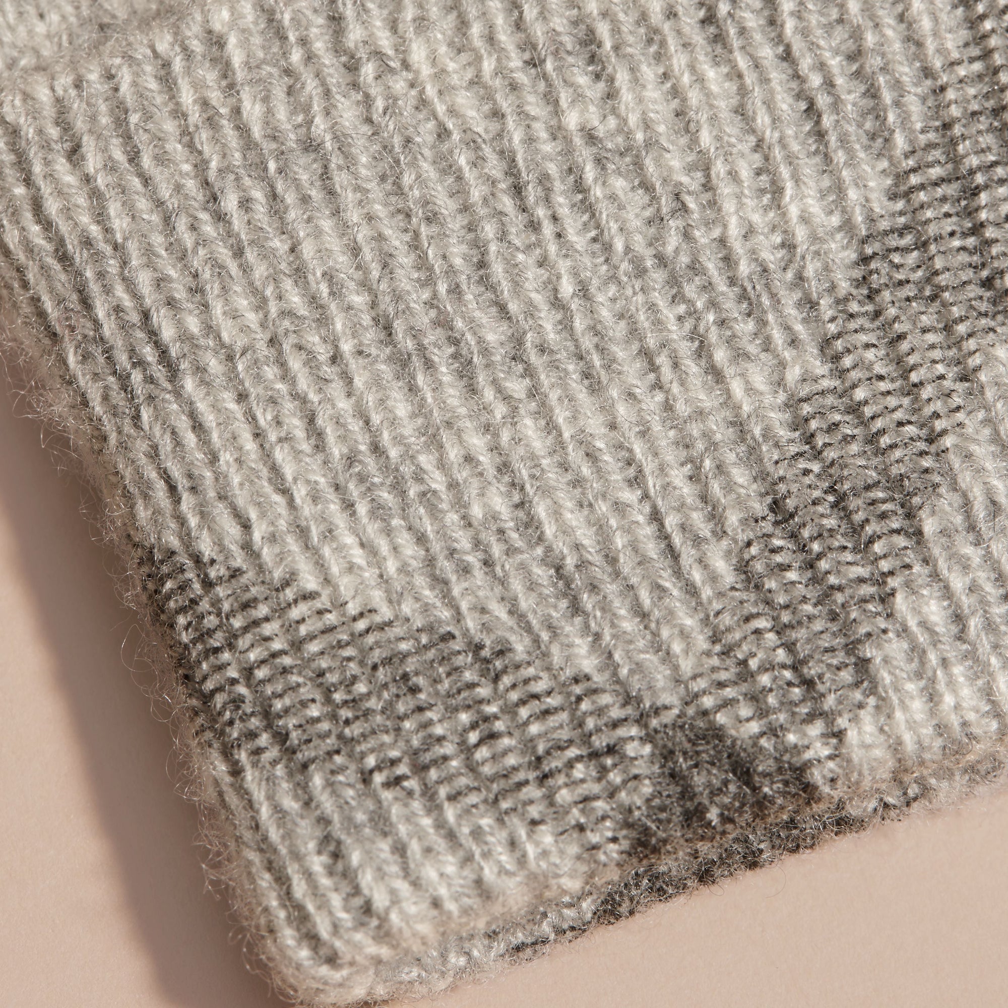 PALE GREY MELANGE Gants en cachemire ornés d'un motif check