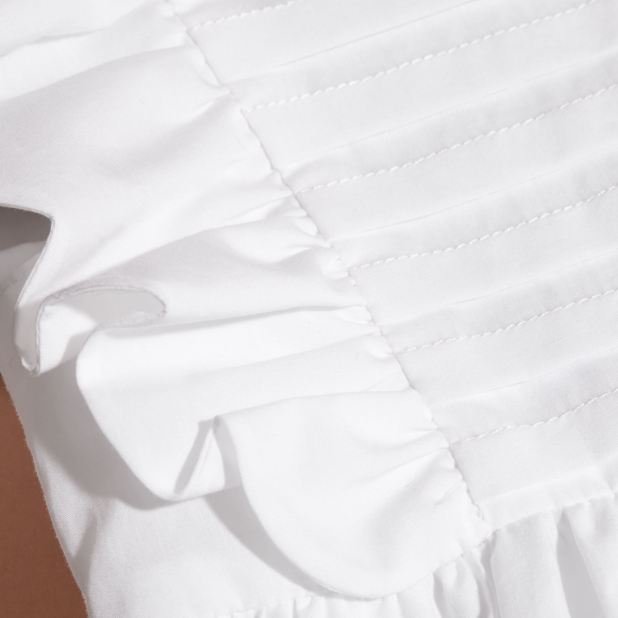 WHITE Robe en coton à volants et détails plissés